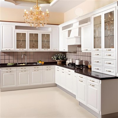 Absolútne čierne žulové dosky s bielymi skrinkami