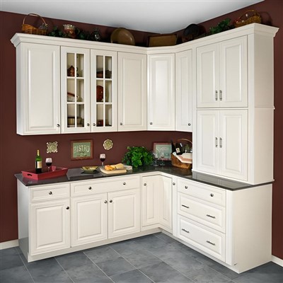 Starožitné biele kuchynské skrinky s čiernymi žulovými doskami