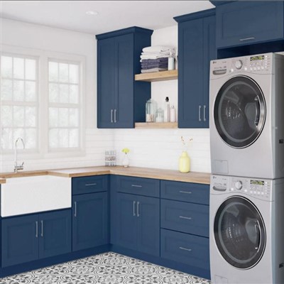 Biela miestnosť modré skrinky